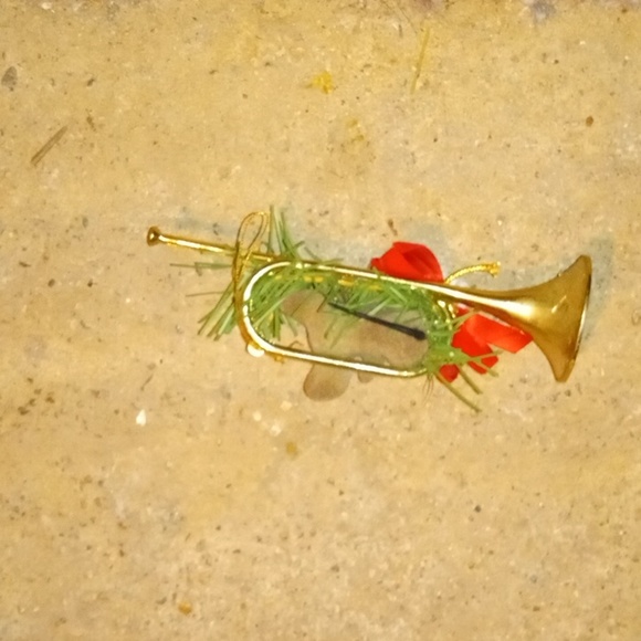 grey mus on a trumpet ornament - Picture 3 of 4